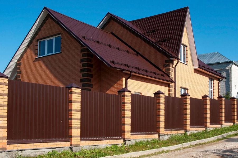 Какой цвет забора лучше всего подойдет для крыши коричневого дома?
